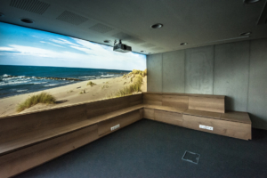 Salle de réunion, réception, cloison amovible, mur rétro éclairé, gradins - Sandrine Gauquier architecte d'intérieur - Projet Tissot